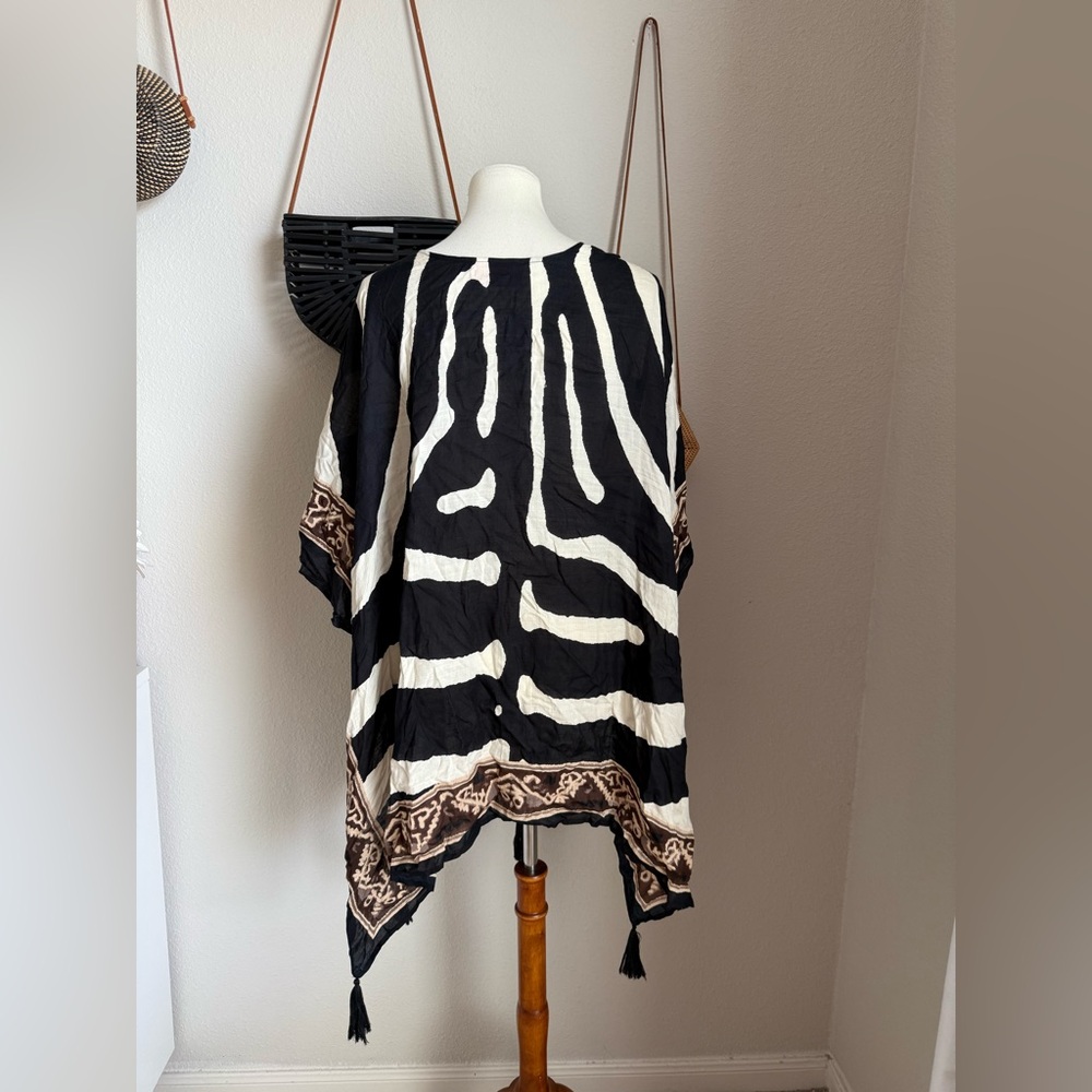 Theodora and Callum Black & White Wrap, O/S Missy - Picture 2 of 3